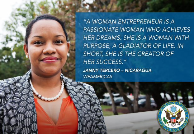 Eine Frau in einem schwarzen und weißen Jackett und einem orangen Kleid steht vor einem Hintergrund aus Bäumen, Fahrzeugen und Himmel, mit einem Logo und Text auf der rechten Seite.