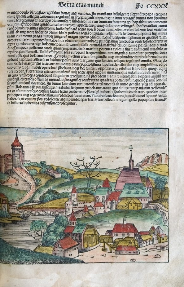 Ein offenes Buch mit einer Illustration einer kleinen Stadt mit Häusern, Bäumen, Hügeln und einem Gewässer, begleitet von Texten mit weiteren Informationen über die Stadt.
