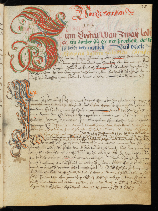 Ein aufgeschlagenes Buch mit rotem und grünem Design auf dem Cover, identifiziert als Bibl München, MS 0060, f 002v-002, das eine Seite mit Text zeigt.