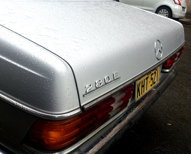 Ein Fahrzeug von Mercedes-Benz fährt auf der Straße neben einem anderen Fahrzeug.