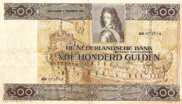 Ein alter niederländischer Geldschein mit einem Mann im Anzug mit ernster Miene, beschriftet mit "Niederlande 500 Gulden".