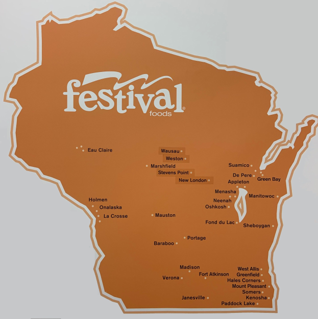 Ein leuchtendes und farbenfrohes Plakat einer Wisconsin-Karte voller verschiedener Lebensmittel, beschriftet mit "Festival Foods."