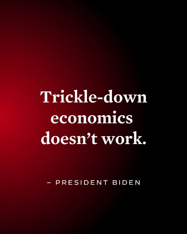 Plakat mit fetter schwarzer Schrift "Trickle-Down Economics Works Not" auf weißem Hintergrund, eingerahmt von einem schmalen schwarzen Rand, begleitet von einem Zitat von Präsident Biden.