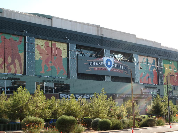 Ein Baseballpark mit vielen Pflanzen und Bäumen im Vordergrund.