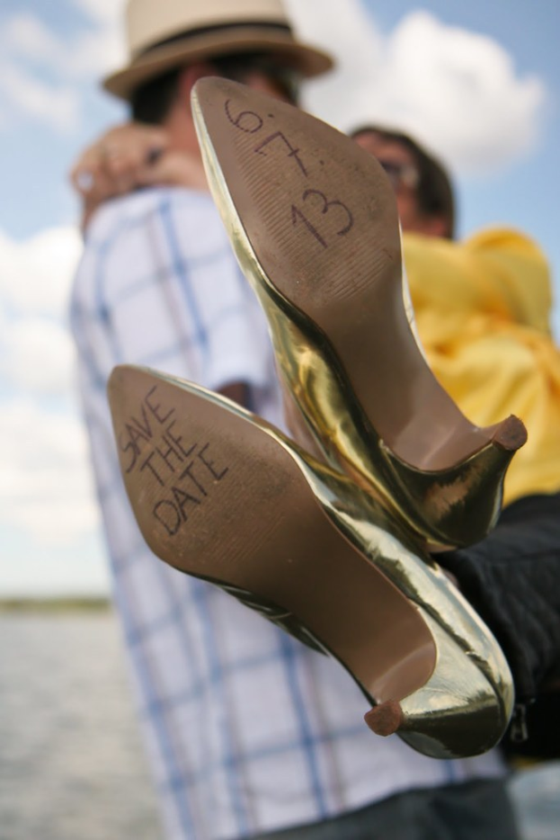Frau in High Heels mit Datumsangaben darauf, die eine andere Person umarmt.