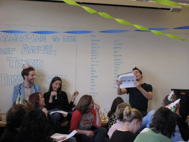 Eine Gruppe von Menschen feiert ihren ersten jährlichen Throwsdown mit Bändern auf dem Dach und einigen Personen mit Kappen.