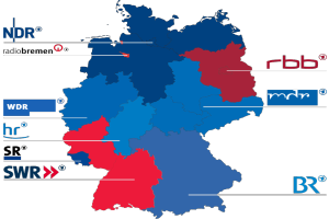 Eine Deutschlandkarte mit roten und blauen Provinzen, die die Ergebnisse der Wahl von 2016 zeigen, einschließlich der Namen der Kandidaten und des Wahldatums.