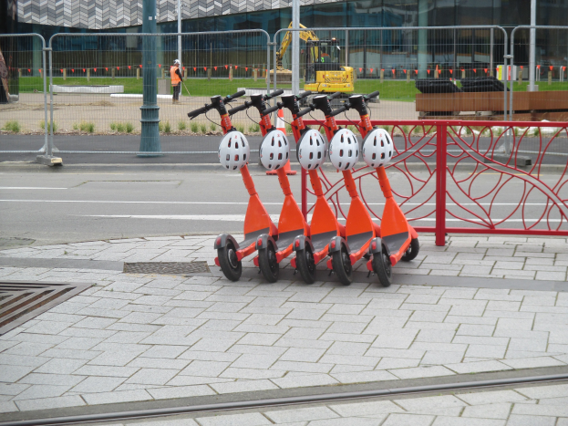 Kontrollen: Zuschauer in Bad Kreuznach zeigen Solidarität mit E-Scooter-Fahrer