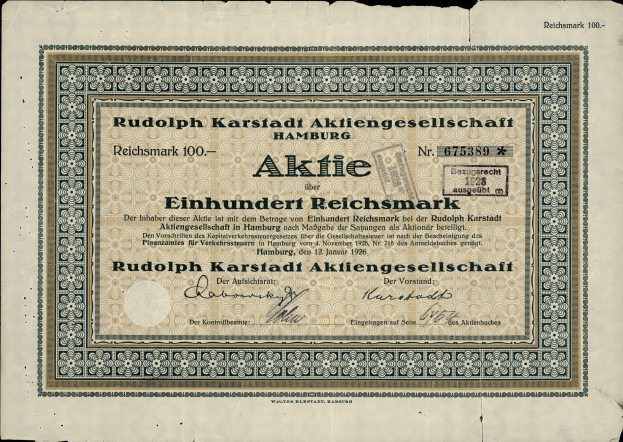 Eine alte deutsche Banknote mit einem schwarzen Hintergrund und dem Text "Rudolph Karlstadt Aktiengesellschaft Hamburg" darauf gedruckt.