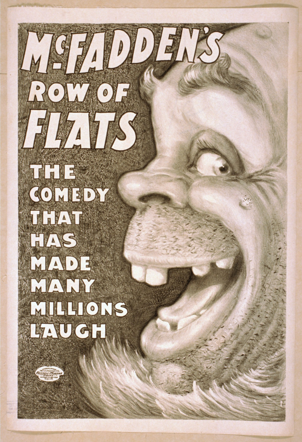 Plakat mit einem lachenden Menschen mit wilden Haaren, weit aufgerissenen Augen und einem breiten Grinsen auf einem hellgelben Hintergrund, mit der Aufschrift "McFadden's Row of Flats: The Comedy That Has Made Many Millions Laugh."
