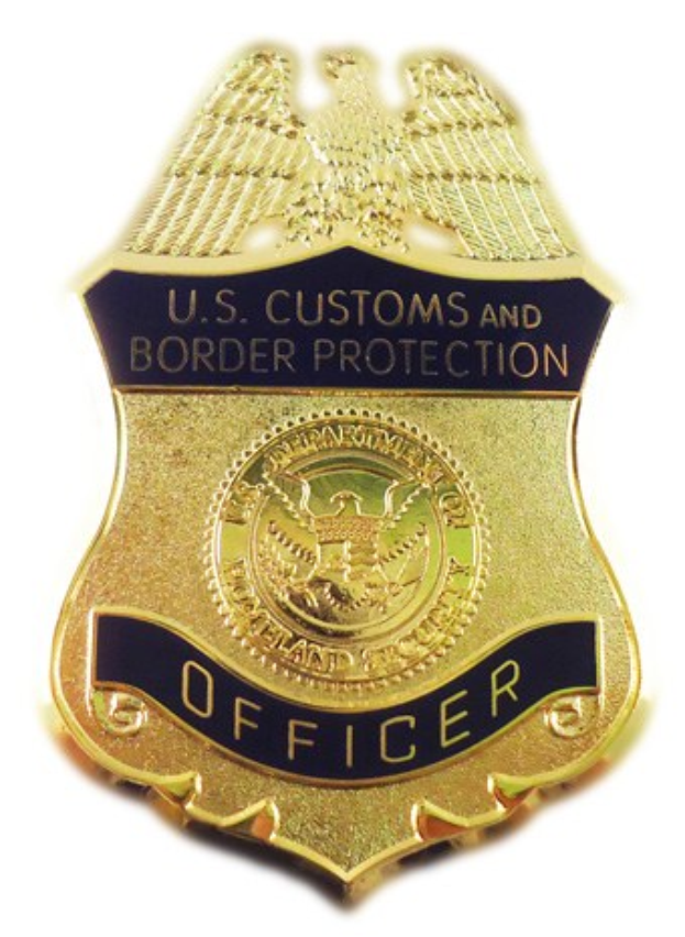 Goldenes Abzeichen mit der Aufschrift "U.S. Customs and Border Protection Officer" auf einem weißen Hintergrund.