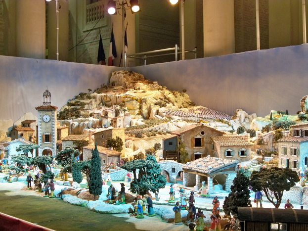 Ein detailliertes Modell einer Krippe im Museum mit Figuren, Strukturen und beleuchteten Elementen.