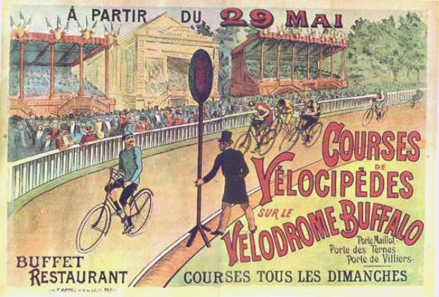 Ein Plakat, das eine Radrennbahn in Buffalo, New York zeigt, mit Menschen, die auf einem Zaunweg Fahrräder fahren, mit einem Gebäude und Bäumen im Hintergrund und Text, der Einzelheiten des Ereignisses angibt.