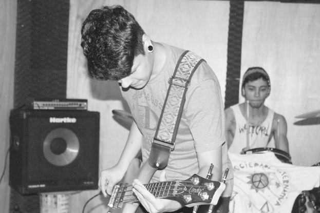 Zwei Jungs mit Musikinstrumenten.