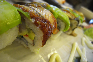 Eine Vielfalt an Lebensmitteln, die gemeinsam angezeigt werden.