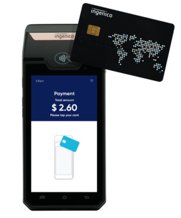 Ein Mobiltelefon mit einer Kreditkarte daneben, das ein Ingenico-Mobilzahlungssystem repr├Ąsentiert.