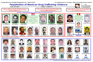 Ein Plakat mit einem hellblauen Hintergrund, das Fotos verschiedener Personen und fetten schwarzen Text zeigt, der "Verbrecher der mexikanischen Drogenhandelsgewalt" lautet.