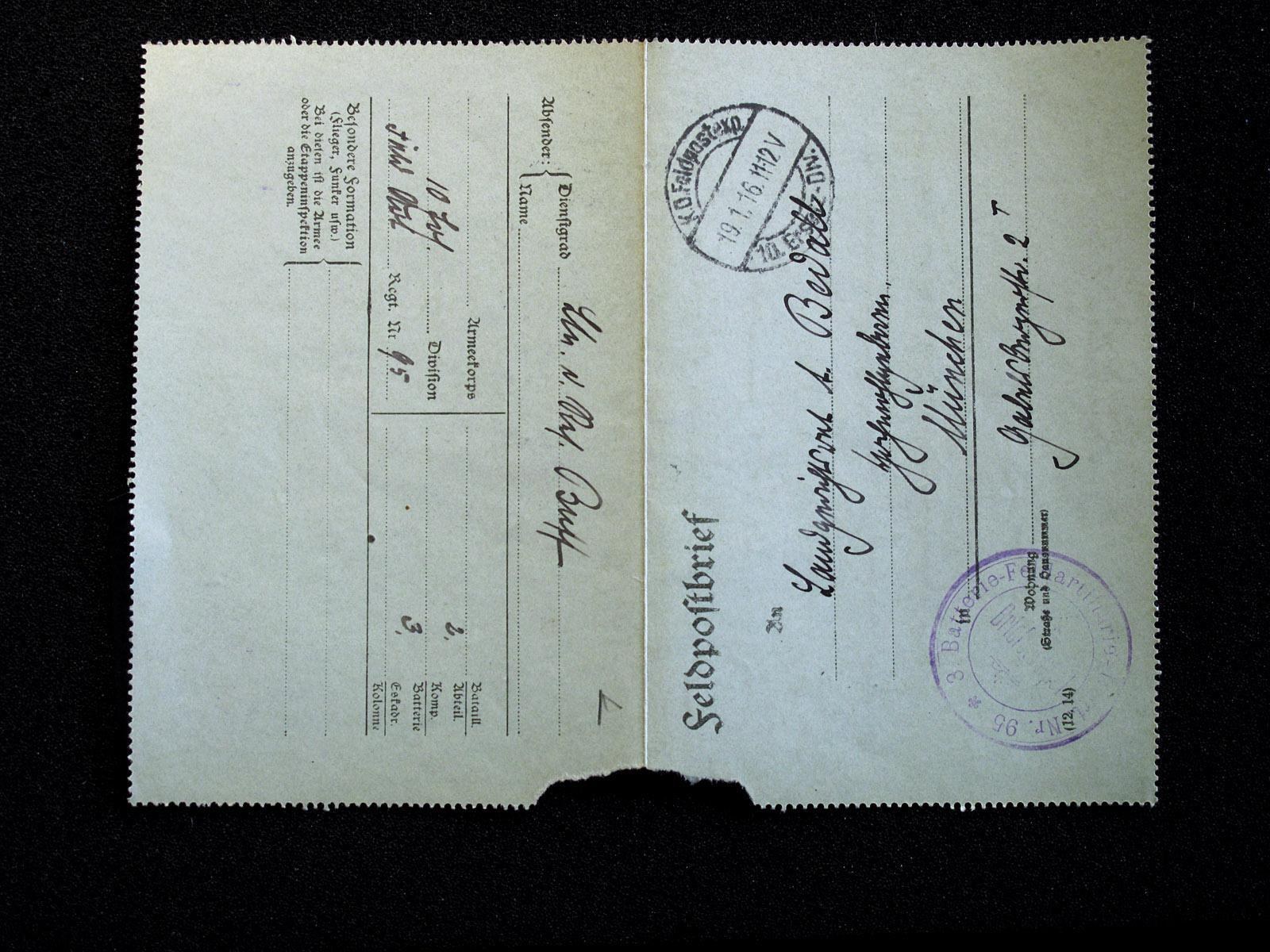 Alter deutscher Reisepass mit zwei Stempeln auf schwarzem Hintergrund.