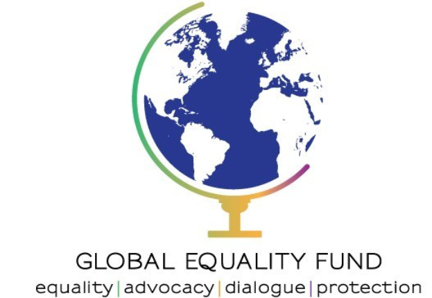 Logo des Global Equality Fund mit einer Weltkugel und dem Text "Global Equality Fund" in weißer, fetter, serifenloser Schrift auf blauem Hintergrund, umgeben von einem weißen Ring mit hellblauer Umrandung.