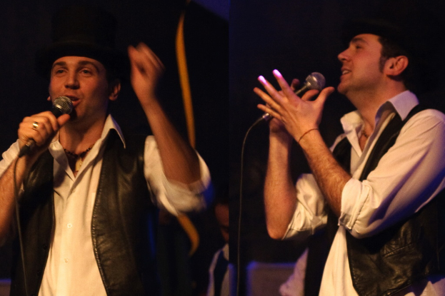 Eine Gruppe von Menschen mit zwei Personen, die in den Vordergrund singen.