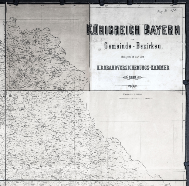 Eine detaillierte schwarz-weiße Karte des Königreichs Bayern, Deutschland, die geografische Merkmale wie Flüsse, Berge und Städte zeigt und informative Texte enthält.