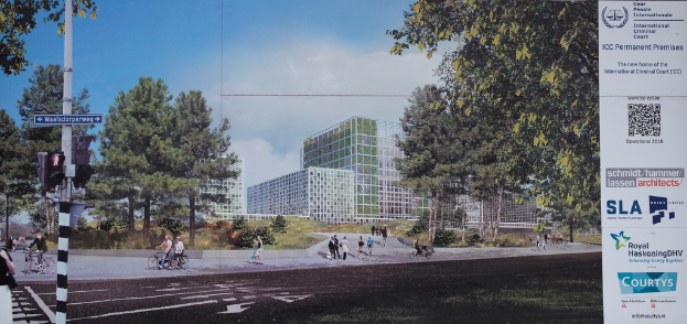 Eine Stadtansicht mit Menschen, die zu Fuß gehen und Fahrrad fahren, Gebäuden, Bäumen und einem bewölkten Himmel, mit Text und einem QR-Code auf der rechten Seite.