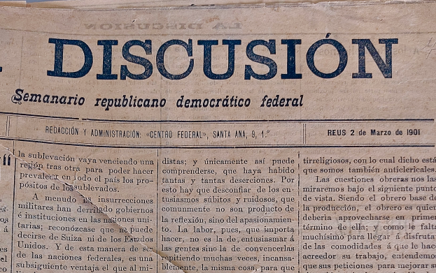 Eine gelbliche, leicht zerknitterte Zeitung mit der Überschrift "Semanario Repúblicano Democrático Federal" und dem Wort "Diskussion" in schwarzer Tinte geschrieben.