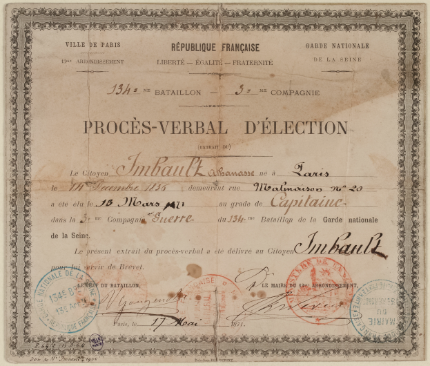 Ein altes Dokument, möglicherweise eine Wahlurne, mit zwei Stempeln darauf und darauf geschriebenem Text.