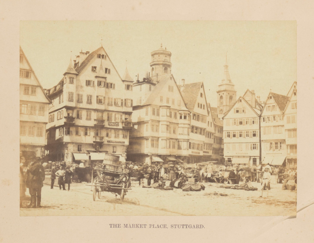 Schwarz-weiß-Foto eines belebten Marktplatzes in Stuttgart, Deutschland, mit mehrstöckigen Gebäuden, Passanten, Pferdewagen und verstreuten Waren; Text ist unten sichtbar.