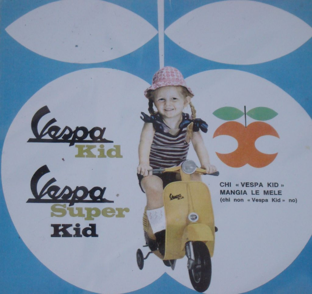 Ein Kind in Kleidung, Schuhen, Socken und einer M├╝tze, das neben einem Fahrzeug steht, mit sichtbarem Text auf dem Plakat.