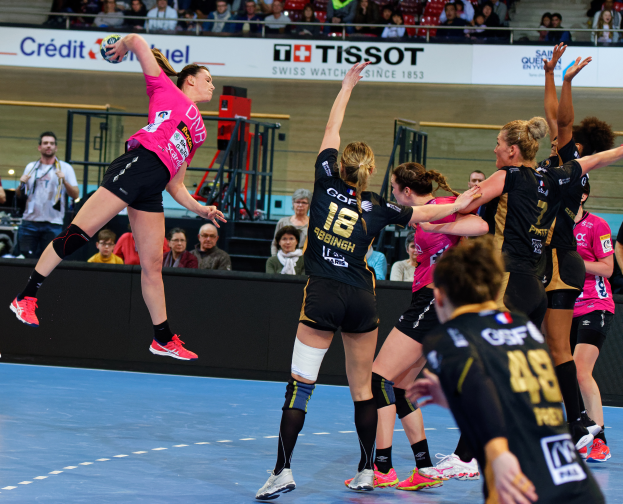 Frauen, die auf einem Court Handball spielen, mit einem Ball in der Luft, Zuschauern im Hintergrund und einem Schild mit der Aufschrift "Futsal-Weltmeisterschaft 2019 - Bordeaux vs. Paris".