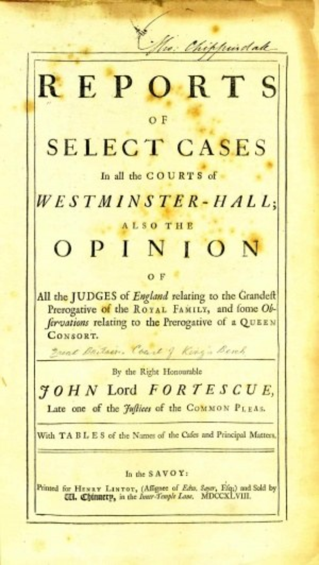 Deckblatt eines alten Buches mit dem Titel "Berichte über ausgewählte Fälle in den Westminster-Hallen, auch die Meinung von John Lord Fortescue" mit einer offenen Seite, die schwarzen Text zeigt.