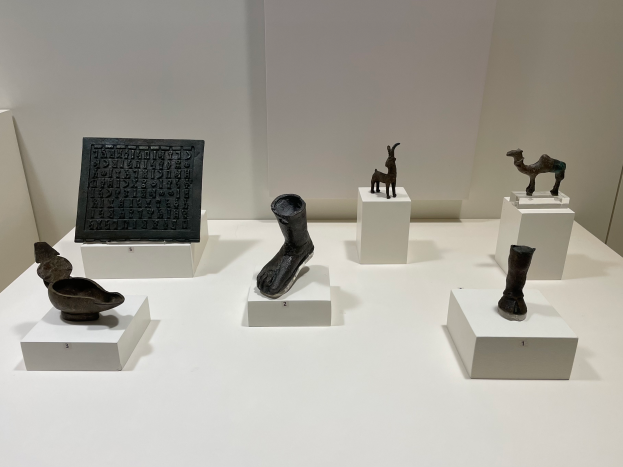 Eine Gruppe von Skulpturen, die in einem Raum mit einer weißen Oberfläche und einem weißen Wandhintergrund ausgestellt ist, möglicherweise aus dem Museum of Modern Art in New York.