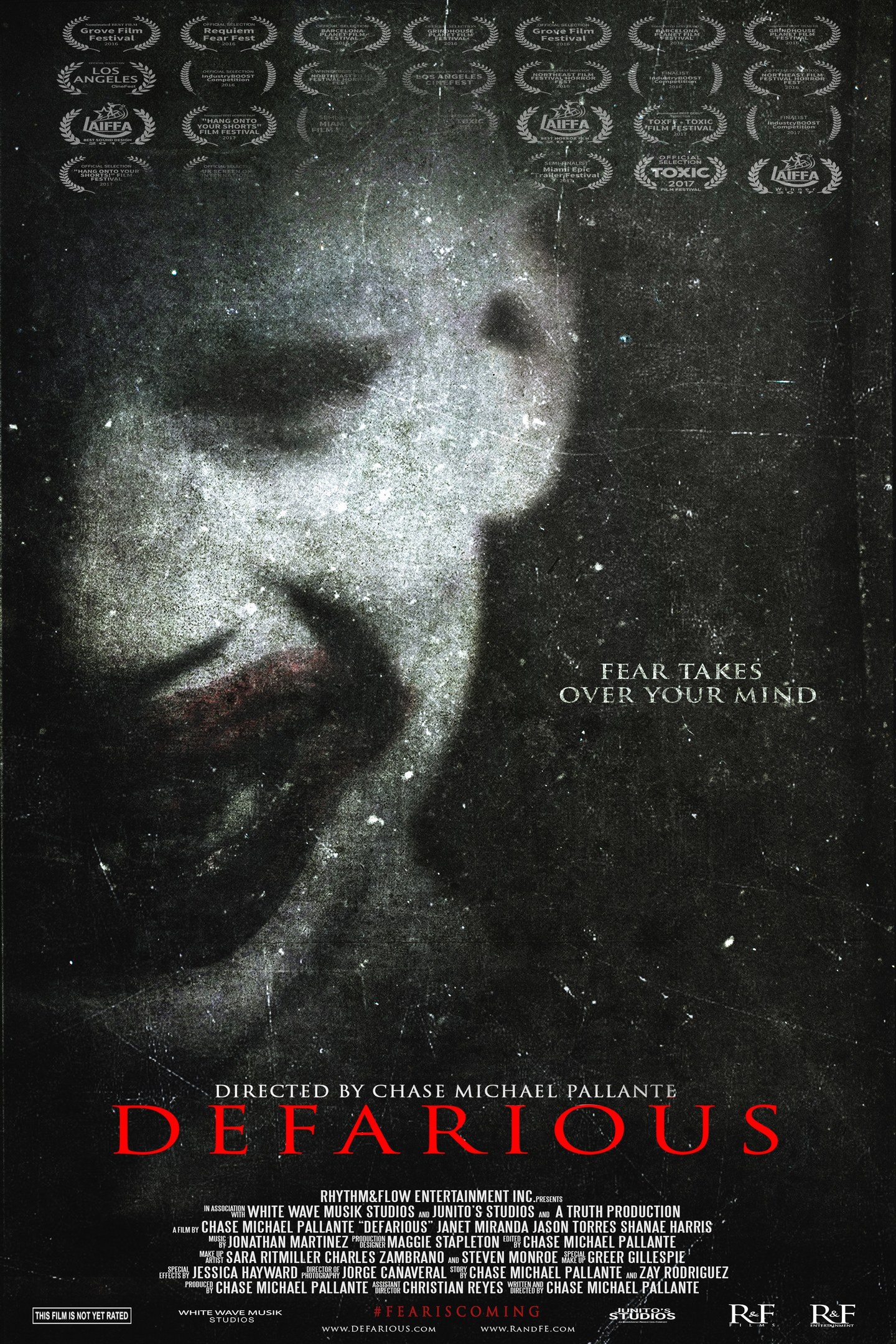 Filmplakat für "Defarious" mit einem Porträt einer Person mit fetter weißer Schrift auf schwarzem Hintergrund.