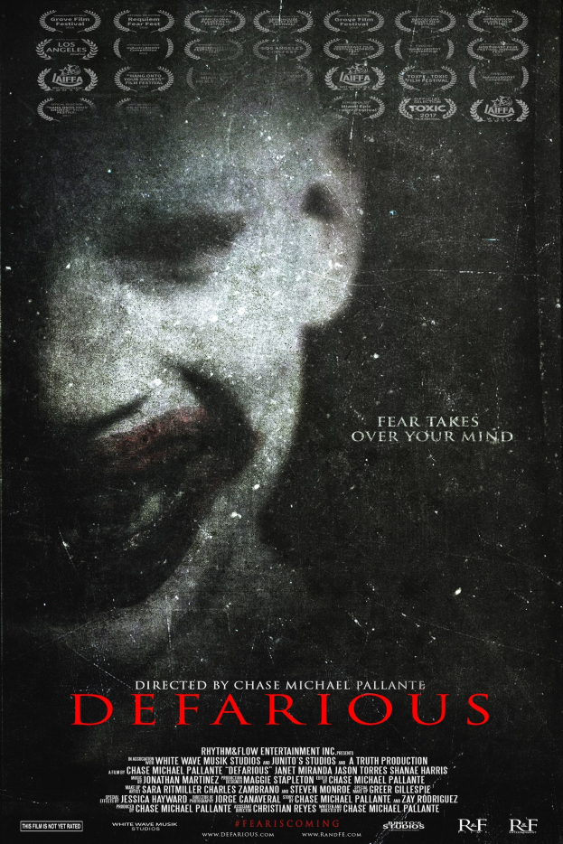 Filmplakat für "Defarious" mit einem Porträt einer Person mit fetter weißer Schrift auf schwarzem Hintergrund.