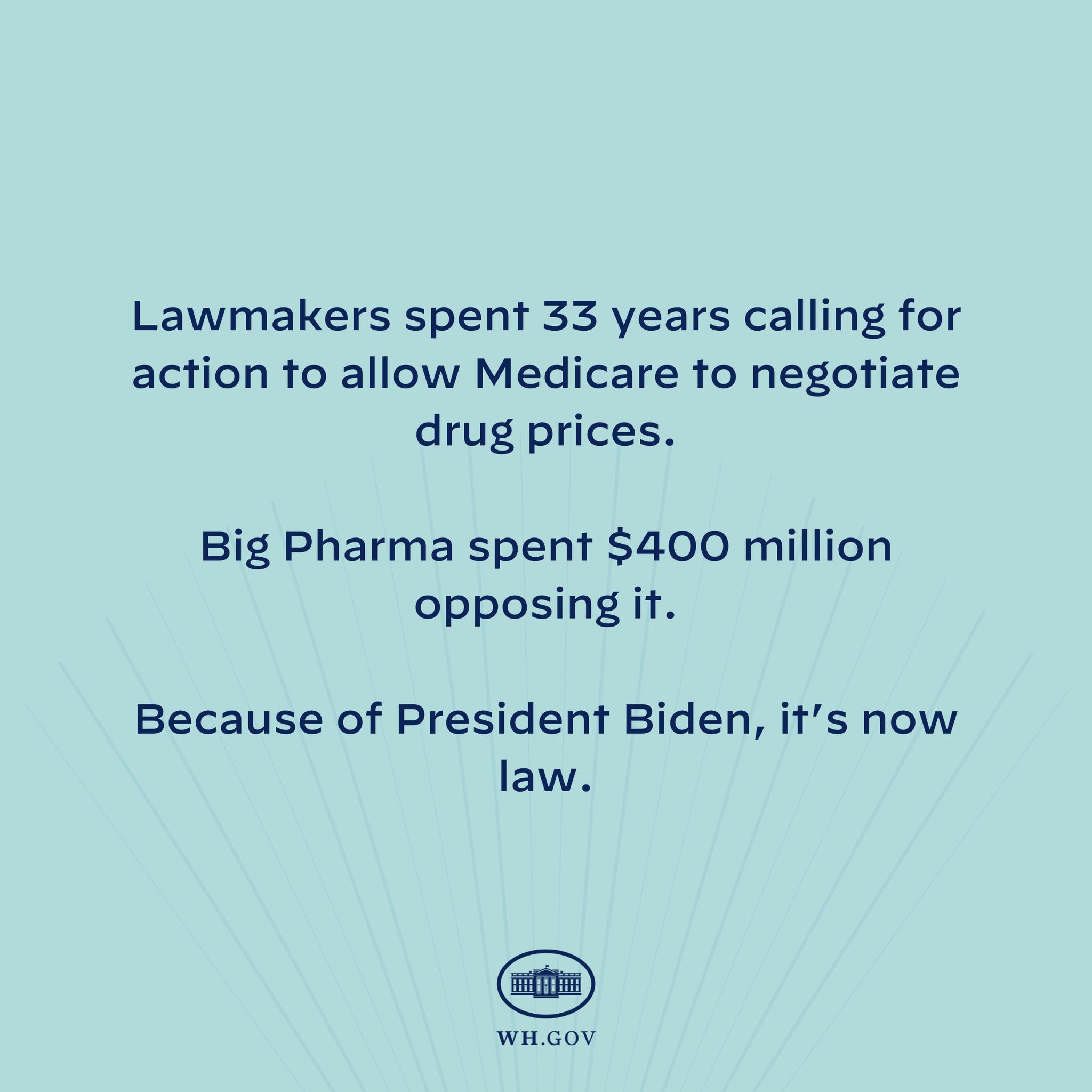 Blauer Hintergrund mit fetter weißer Schrift, die "Lawmakers Spent 33 Years Calling for Action to Allow Medicare to Negotiate Drug Prices" lautet, und ein Logo unten.