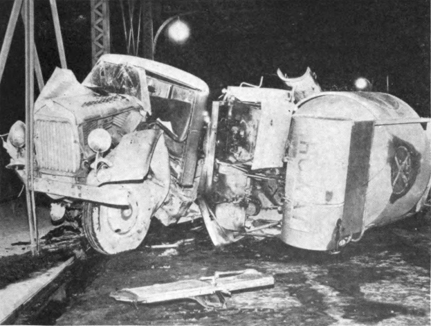 Schwarzes und weißes Foto eines umgestürzten Autos am Straßenrand mit Metallstangen und einem Laternenmast im Hintergrund, beschriftet mit "1930er Jahre Autounfall" unten.