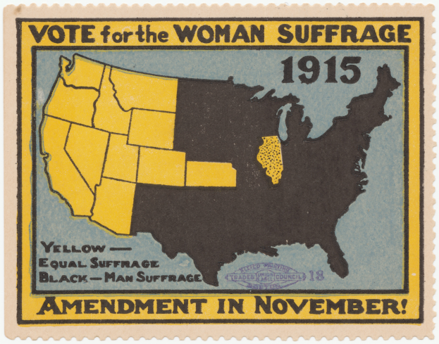 Ein Plakat mit einer Karte der Vereinigten Staaten in Blau-, Grün- und Gelbtönen, mit der schwarzen, fetten Schrift "Vote for the Woman Suffrage" in der Mitte.