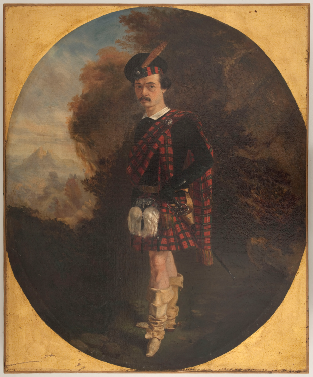 Ein Mann in traditioneller schottischer Kleidung, bestehend aus einem roten und schwarzen Tartan-Kilt, weißem Hemd und schwarzem Gürtel, steht mit ernster Miene vor einer Baum- und Himmelkulisse.